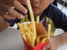 Τα fast food προκαλούν άσθμα, έκζεμα και αλλεργίες στα παιδιά