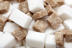 White and brown sugar cubes