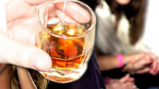 Πως το αλκοόλ επηρεάζει τον εγκέφαλο - HealthyLiving.gr